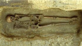 利刃代替右手　「六世紀金鋼狼」出土
義大利,考古,倫巴底,金鋼狼,墓葬
https://twitter.com/archaeologymag/status/1026135743431827458