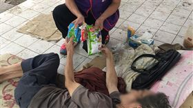 照顧寒士　社福團體高雄楠梓設站發餐援助