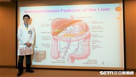 三軍總醫院胃腸肝膽科主治醫師黃瑋琛說明慢性B型肝炎中的免疫調控機轉產生矛盾，使得患者肝臟持續發炎的原因。（圖／記者楊晴雯攝）