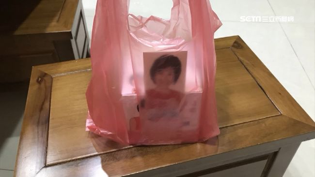 直立大頭照裝紅袋　選民嚇呆以為冥婚