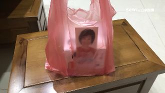 直立大頭照裝紅袋　選民嚇呆以為冥婚