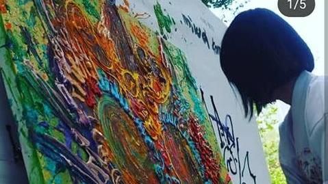 HTC宣布　將與女畫家小松美羽合作