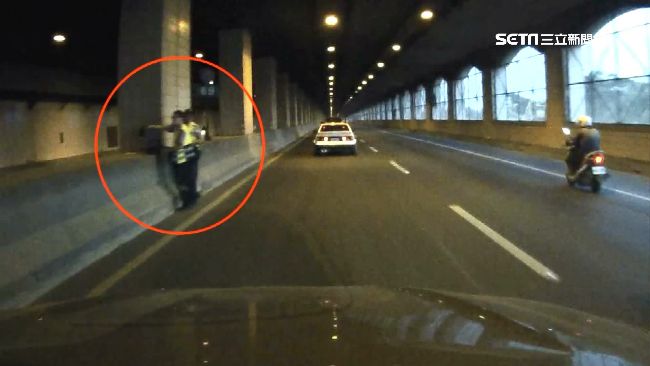 警為取締違規玩命？躲分隔島旁險遭撞