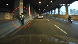 警為取締違規玩命？躲分隔島旁險遭撞