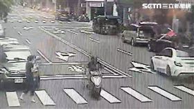 詹婦過馬路遭白色轎車撞飛騰空近半層樓高（翻攝畫面）