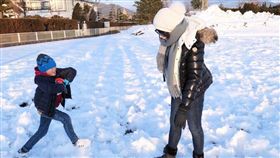 兒童　小孩　母親　玩耍　雪　示意圖　取自仙女懶媽愛轟趴