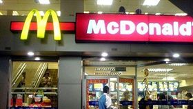 麥當勞（圖／攝影者建燁, 翻攝自維基百科）
https://zh.wikipedia.org/wiki/File:McDonald%27s2009.jpg