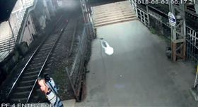 ▲平徒直接迎向火車遭撞死。（圖／翻攝自Mumbai Mirror）