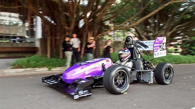 大學生打造全台首輛電動方程式賽車
