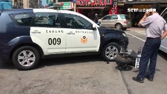 警車內線違規右轉！騎士遭撞險遭輾過