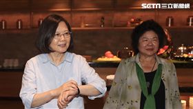 蔡總統與媒體記者寒暄總統蔡英文（左）18日前往台東參訪視察，在晚間用餐時與媒體記者寒暄。右為總統府秘書長陳菊。中央社記者吳翊寧台東攝　107年5月18日