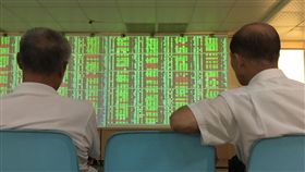 台股開低走低（2）台北股市2日開低走低，收盤跌168.36點，為10929.77點，跌幅1.52%，成交金額新台幣1403.89億元。中央社記者董俊志攝  107年8月2日