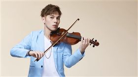 直播平台LiveMe人氣主播大豪，遇到女鬼搭便車，嚇到把車賣了，圖/LiveMe提供