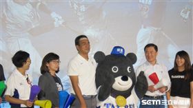 ▲富邦悍將副領隊陳昭如與陳金鋒出席台北市特展記者會。（圖／記者蕭保祥攝）