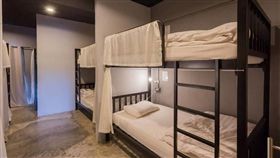 85歲嬤出國被帶去住背包客棧　孫不捨：能讓她幸福點嗎
圖/翻攝自爆怨公社臉書