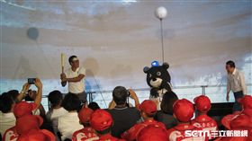 ▲台北棒球展開幕，副市長陳景峻（右）開球給陳金鋒揮擊，熊讚作為導球員。（圖／記者蕭保祥攝）