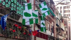 超狂！當綠粉和藍粉成了鄰居　一張照片看出「多死忠」（圖／翻攝自網友臉書）