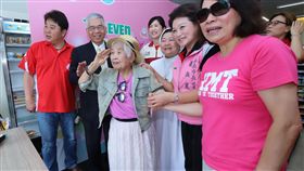 100歲空軍退役老奶奶生日　儀隊耍槍祝賀