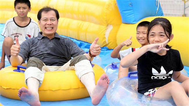 學校操場竟變成滑水道　大人玩到濕身