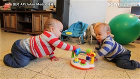 雙胞胎想辦法讓玩具繼續唱歌。