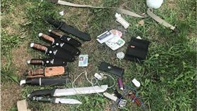 帶10把刀逛校園被逮　18歲少年辯：被朋友放鴿子！ 圖/翻攝自推特