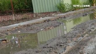 下水道施工7個月　行經泥巴路險自摔