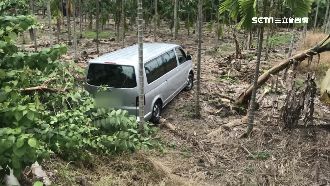 小黃載法國遊客　追撞送考卷廂型車