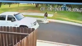 老人倒地後仍被不斷攻擊。（圖／翻攝自臉書）