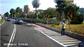 女乘客負氣下車結局「神展開」　網笑：還真的開走啊！　圖／翻攝爆廢公社