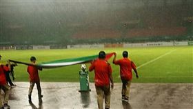 ▲亞運足球賽在大雨中開踢。（圖／中華足協提供）