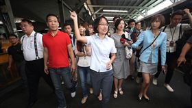 吳音寧陪同鍾小平視察果菜市場（1）台北農產運銷公司總經理吳音寧（前中）10日陪同台北市議會財政建設委員會召集人、國民黨籍市議員鍾小平（左3）在台北第一果菜批發市場，視察市場土地及設備。中央社記者吳翊寧攝　107年8月10日