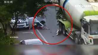 駕駛擅開車門　害女子被水泥車輾過