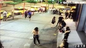 王姓男廚師酒後在夜店門口對6名陸生嗆聲，結果爆發激烈肢體衝突，李姓女警出面制止還受傷，支援警力抵達逮捕所有人，訊後依傷害及妨害公務等罪送辦（翻攝畫面）