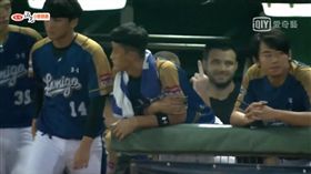 ▲Zeke Spruill向攝影機比中指。（圖／取自網路）