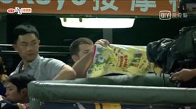 ▲Zeke Spruill用毛巾遮擋攝影機。（圖／取自網路）