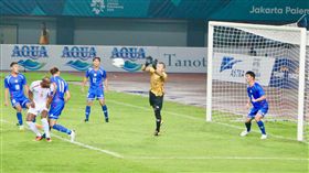 亞運第一仗　中華男足門將潘文傑神勇撲救逼平雅加達亞運男子足球賽10日正式登場。中華男足防守表現精彩，門將潘文傑（穿黃衣者）門前多次奮勇撲救，化解危機。雙方最後以0比0戰成平手。中央社實習記者齊若堯印尼勿加西攝　107年8月10日