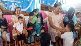 學校母親節活動「單親爸穿洋裝」！忘刮鬍孩子笑了　網友卻哭了
Kornpat Ae Sukhom臉書