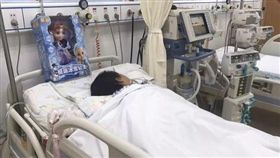 ▲家人在女童床頭上放了玩具祈求她能病癒。（圖／翻攝自都市快報）