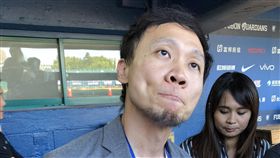 桃猿新洋投捍力克資格審查中中職Lamigo桃猿隊7日宣布簽下頗具爭議的洋投捍力克（Luke Heimlich），副領隊浦韋青（前）8日受訪表示，已提供相關文件、工作證給中職審查。中央社記者謝靜雯攝　107年8月8日