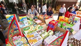 中元普渡農曆7月15日中元節是台灣民間信仰的重要活動，民眾準備豐富供品祭拜好兄弟，也祈求平安順利。中央社記者吳翊寧攝　106年9月5日-普渡-中元普渡-