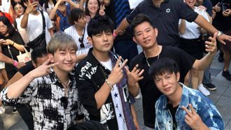 周董揪黑人開車跑山　疑似密謀這檔事