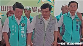 民進黨南投縣議員張志銘（左），民進黨南投縣長參選人洪國浩（右），民進黨秘書長洪耀福（中），（圖／記者李英婷攝）