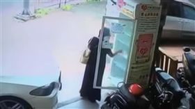砸食物、關電源　婦惡搞愛心冰箱！網友起底：是慣犯
圖／翻攝自爆料公社臉書
