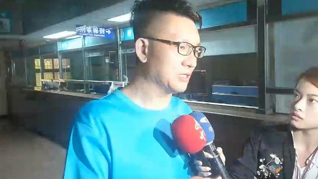 童仲彥酒駕自撞　神秘女子陪伴在身旁