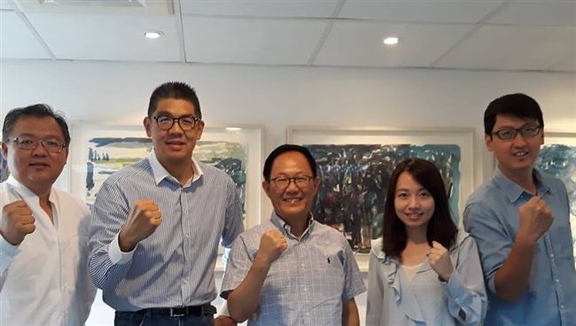 丁丁拜會連勝文　他熱情指導網路作戰