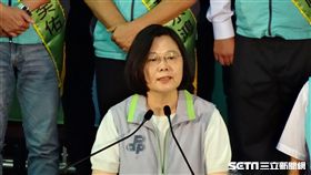 總統兼民進黨主席蔡英文今（11）為南投縣長參選人洪國浩授旗（圖／記者李英婷攝）
