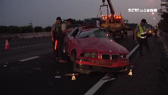 自撞護欄再撞客運　駕駛飛出車外亡