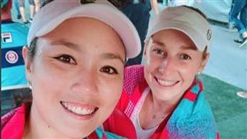 詹詠然（左）與搭檔闖進羅傑斯盃女雙四強。（圖／翻攝自詹詠然IG）
