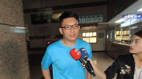 酒駕自撞請回　童仲彥道歉稱喝2瓶啤酒台北市議員童仲彥（左）11日凌晨酒駕自撞，波及3輛車受損，經複訊後請回。童仲彥步出地檢署時，向社會大眾道歉，並表示在台北跑攤喝了2瓶啤酒，因對基隆路況不熟才會撞車。（民眾提供）中央社記者王朝鈺傳真　107年8月11日