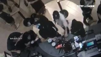 插隊還嫌店員動作慢　客人暴走潑飲料
